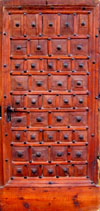 drvena vrata sa metalnim cvijetnim klinovima